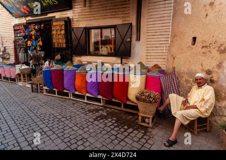 Sacs colorés d'épices à vendre au souk Medina. Marrakech, Maroc. (Usage éditorial uniquement) Banque D'Images