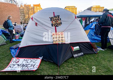 1er mai 2024, Massachusetts Institute of Technology, Cambridge, Massachusetts, États-Unis : campement pro-palestinien sur le campus du MIT, protestant contre la guerre à Gaza. Les étudiants ont installé des tentes lors des manifestations nationales sur le campus qui ont commencé le mois dernier. Crédit : Keiko Hiromi/AFLO/Alamy Live News Banque D'Images