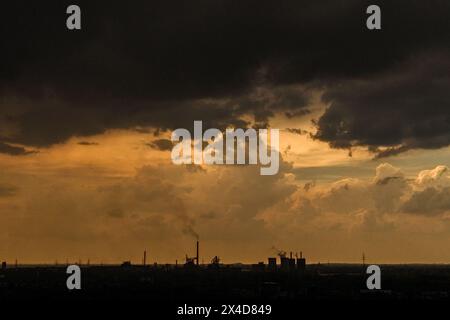 Duisbourg, Allemagne. 02 mai 2024. Nuages sombres et un ciel orange alors que le soleil brille sur les aciéries de Hüttenwerke Krupp Mannesmann au sud de Duisbourg. Orages et fortes pluies attendus en Rhénanie du Nord-Westphalie. (Photo aérienne prise avec un drone.) Crédit : Christoph Reichwein/dpa/Alamy Live News Banque D'Images