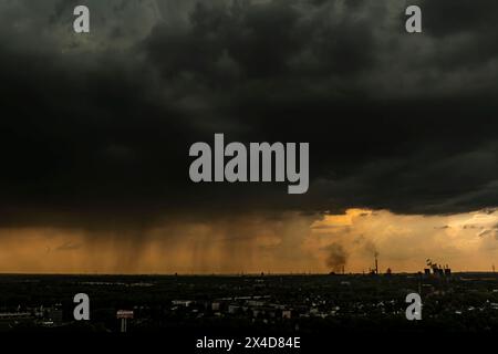 Duisbourg, Allemagne. 02 mai 2024. Nuages sombres et un ciel orange alors que le soleil brille sur les aciéries de Hüttenwerke Krupp Mannesmann au sud de Duisbourg. Orages et fortes pluies attendus en Rhénanie du Nord-Westphalie. (Photo aérienne prise avec un drone.) Crédit : Christoph Reichwein/dpa/Alamy Live News Banque D'Images