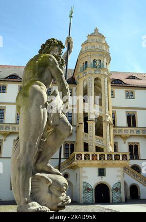 PRODUCTION - 29 avril 2024, Saxe, Torgau : une fontaine de Neptune avec une sculpture se dresse devant la chapelle du château de Hartenfels, également connu sous le nom d'église du château. Dans la chapelle, construite sur les conseils du réformateur Martin Luther (1443-1546) et consacrée par lui en 1544, les premiers hymnes choraux sont chantés par le compositeur et chanteur Johann Walter (1496-1570), qui vit à Torgau. Cette année marque le 500e anniversaire du hymne allemand, dans lequel les chœurs polyphoniques des choraux protestants les plus importants ont été publiés pour la première fois à Wittenberg. Johann Walter, un Banque D'Images