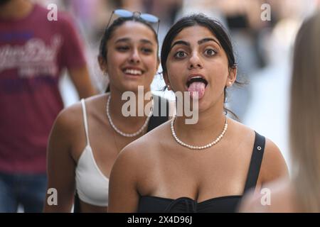 Athènes : les filles grecques sur la rue Ermou. Grèce Banque D'Images