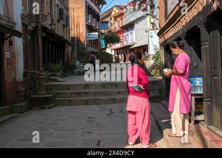 Asie, Népal, Bandipur. Deux femmes parlant sur la rue piétonne principale (usage éditorial seulement) Banque D'Images