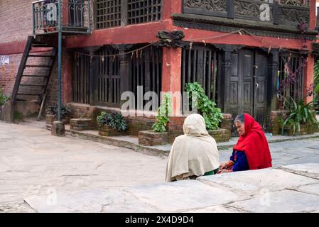 Asie, Népal, Bandipur. Femmes portant des foulards traditionnels assis et parlant. (Usage éditorial uniquement) Banque D'Images