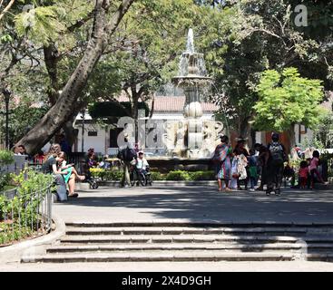 Antigua, Guatemala, Amérique centrale. Central Park. Lieu de rencontre à la Plaza au fuente. Scène de rue. Un d'une série. Ancienne capitale du Guatemala. Banque D'Images