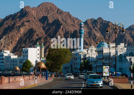 La corniche de Muttrah, les montagnes au loin, le golfe Persique en contrebas. Muttrah, Old Muscat, Oman. Banque D'Images