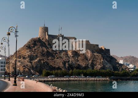 Une forteresse surplombant Muttrah, Muscat. District de Muttrah, Muscat, Oman. Banque D'Images