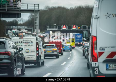 Symbolbild für Stau - Montabaur, Rheinland-Pfalz, Deutschland, Europa - Stau Autobahn A3 und Umleitungen Richtung Bonn, Köln, NRW, Wochenendverkehr, Osterverkehr, Urlaubsverkehr, Verkehrsstockung, Verkehrskollaps, Verkehrshindernis, Wochenendstau, Ostern, Reiseverkehr am Wochenende, A5, A1, A2, A4, A5, A6, A7, A8, A9, Wochenendreisewelle, Wochenendaufkommen im Verkehr, Ferienverkehr, Verkehrsaufkommen während der Ferienzeit, Verkehrsbelastung während der Urlaubszeit, Verkehrswelle in den Ferien, Unfallgasse, Rettungsgasse, Notfallgasse, Gassenbildung, Bildung einer Rettungsgasse, Notfallspur, Banque D'Images