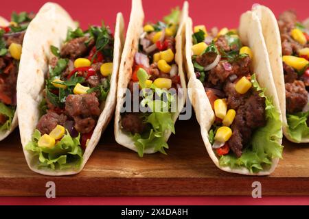 Délicieux tacos avec de la viande et des légumes sur la table, gros plan Banque D'Images