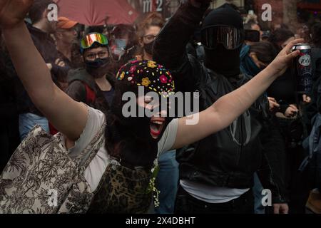 Paris, France. 01 mai 2024. Un manifestant passionné vêtu d'une balançoire décorée chante des slogans pendant la manifestation. Les manifestations annuelles du 1er mai ont vu plus de 120 000 mars dans toute la France, avec un grand rassemblement à Paris qui a entraîné des affrontements entre les manifestants et la police anti-émeute, avec 45 arrestations dans la capitale. Crédit : SOPA images Limited/Alamy Live News Banque D'Images