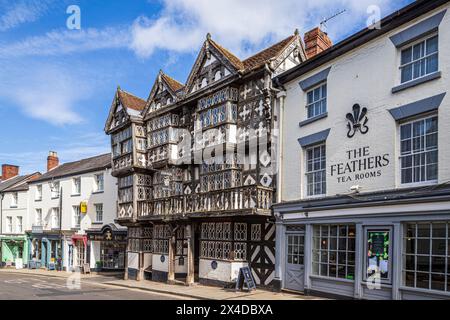 Le bâtiment historique à colombages Feathers Hotel se trouve dans le Bull Ring, dans la ville médiévale de Ludlow, Shropshire, Angleterre Banque D'Images