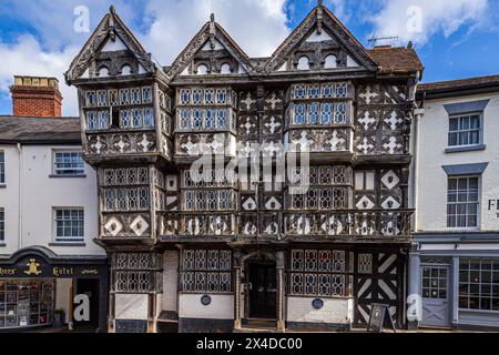 Le bâtiment historique à colombages Feathers Hotel se trouve dans le Bull Ring, dans la ville médiévale de Ludlow, Shropshire, Angleterre Banque D'Images