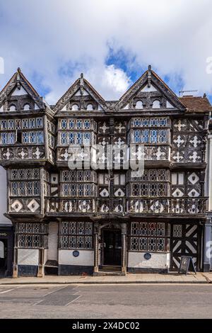 Le bâtiment historique à colombages Feathers Hotel se trouve dans le Bull Ring, dans la ville médiévale de Ludlow, Shropshire, Angleterre Banque D'Images