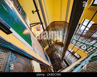 En regardant vers le bas de l'ancien puits d'ascenseur et les escaliers foyerin Ho Chi Minh Saigo ville Vietnam Banque D'Images