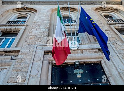 Drapeaux nationaux italiens et de l'Union européenne affichés sur les bureaux de Carabineiri, Bari, Italie. Banque D'Images