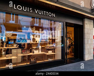 Louis Vuitton Luxury Storefront, Bari, Italie. Banque D'Images