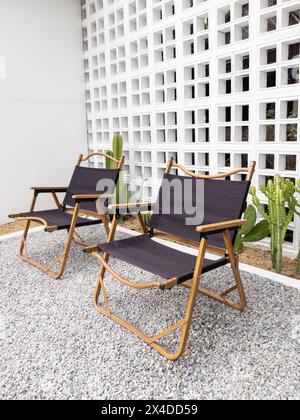 La chaise de pique-nique couple sur le sol de galets blancs en face du petit café, vue avant avec l'espace de copie. Banque D'Images