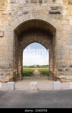 Aigues-mortes, Gard, Occitanie, France. Porte dans les murs de la vieille ville d'Aigues-mortes. Banque D'Images