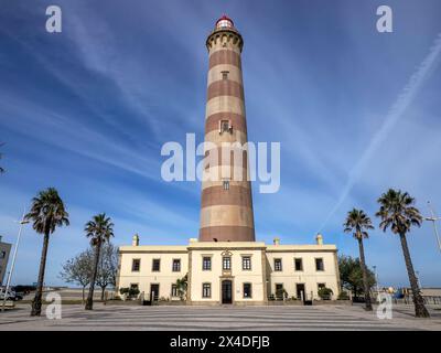 Le Farol de Aveiro. Phare sur la côte d'Aveiro, en face de l'océan atlantique, le plus grand du Portugal Banque D'Images