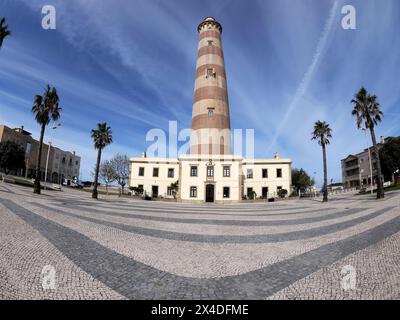 Le Farol de Aveiro. Phare sur la côte d'Aveiro, en face de l'océan atlantique, le plus grand du Portugal Banque D'Images