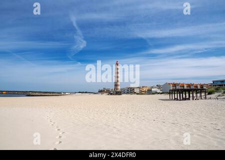 Le Farol de Aveiro. Phare sur la côte d'Aveiro, en face de l'océan atlantique, le plus grand du Portugal Banque D'Images