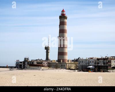 Le Farol de Aveiro. Phare sur la côte d'Aveiro, en face de l'océan atlantique, le plus grand du Portugal Banque D'Images