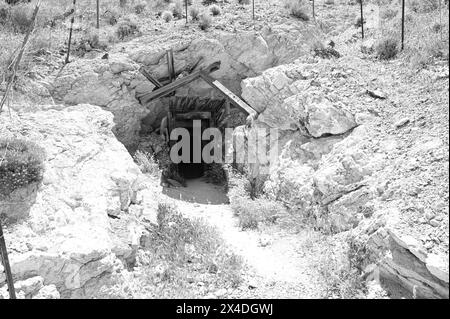 Une mine d'or abandonnée dans une ville fantôme appelée Rhyolite dans le Nevada. Banque D'Images