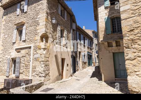 Gordes, Vaucluse, Provence-Alpes-Côte d'Azur, France. Une rue étroite dans la ville de Gordes. (Usage éditorial uniquement) Banque D'Images