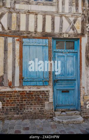 Porte ancienne et fenêtre à volets dans la ville française de Honfleur en Normandie. Banque D'Images