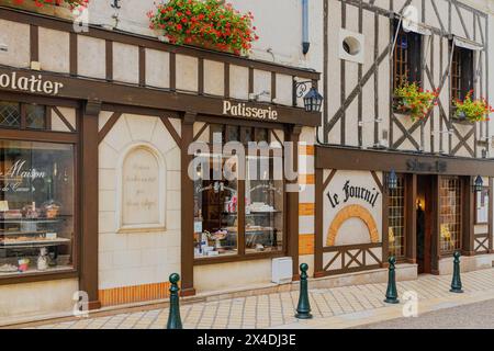 Scène de rue à Amboise, France. Charmante rangée de magasins. (Usage éditorial uniquement) Banque D'Images