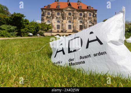 Archiv der Avantgarden AM 5. Mai 2024 feiert das Archiv der Avantgarden Egidio Marzona ADA als neues Museum und Forschungseinrichtung Dresdens im eigens zu diesem Zweck umgestalteten Blockhaus am Fuß der Augustusbrücke Seine Eröffnung. 2016 schenkte der Sammler den SKD etwa 1,5 Millionen Objekte, weitere 200,000 kamen BEI einer zweiten Schenkung 2018 hinzu. IM ebenso progressive wie ästhetisch Kühnen Entwurf des spanisch-deutschen Architekturbüros Nieto Sobejano Arquitectos wird die umfassende Sammlung in einem mächtigen, frei über der Ausstellungsebene schwebenden Kubus Platz finden. Damit e Banque D'Images