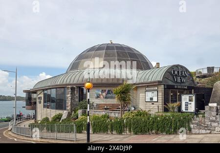 Ocean View Bar and Cafe au Plymouth Dome sur Plymouth Hoe ovelooks Plymouth Sound, le premier parc marin national d'Angleterre. Le bâtiment du front de mer a Banque D'Images