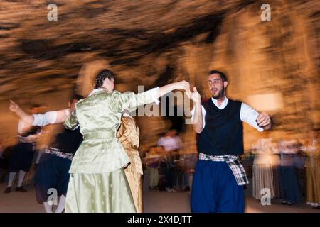 Un couple dansant à une célébration d'Agios Ioannis Detis. Île d'Antiparos, Cyclades, Grèce. (Usage éditorial uniquement) Banque D'Images