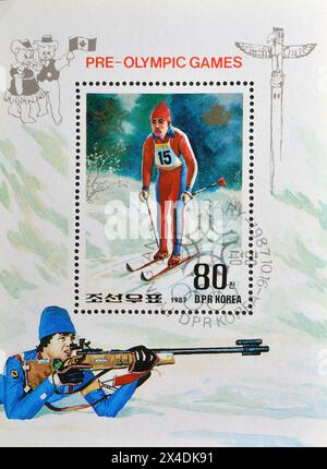 Bloc-feuillet avec timbre-poste oblitéré imprimé par la Corée du Nord, qui montre le ski de fond, Jeux olympiques d'hiver 1988 - Calgary, vers 1987. Banque D'Images