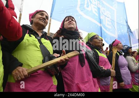 Buenos Aires, Argentine. 01 mai 2024. Un groupe de femmes, qui cuisinent dans des soupes populaires pour nourrir les enfants, tient des cuillères dans les rues de Buenos Aires pour marquer la Journée internationale des travailleurs. Des milliers de personnes ont défilé mercredi à Buenos Aires pour marquer la Journée internationale des travailleurs, avec des manifestants exprimant une forte opposition aux réformes du travail proposées par le président Javeir Milei. (Photo par Igor Wagner/SOPA images/SIPA USA) crédit : SIPA USA/Alamy Live News Banque D'Images