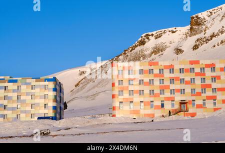 Zone résidentielle pour les mineurs. Ville minière russe Barentsburg au fjord Gronfjorden. La mine de charbon est toujours en activité. Région arctique, Scandi Banque D'Images