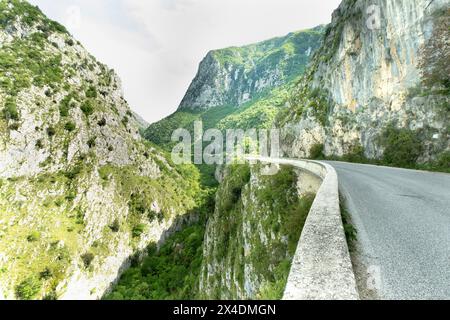 Paysage de montagne le long de la route de Gole del Sagittario, célèbre canyon dans les Abruzzes, Italie, province d'Aquila Banque D'Images