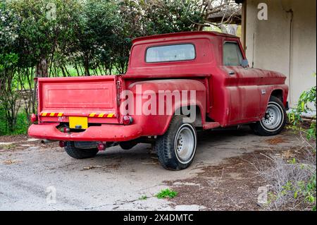 vieille camionnette rouge avec un corps ouvert dans le village. Photo de haute qualité Banque D'Images