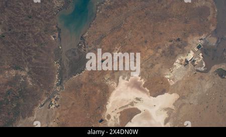 Kutch, Inde. 25 avril 2024. Une vue depuis la Station spatiale internationale du golfe de Kutch (en haut à gauche) et du Rann de Kutch (en bas à droite), une zone de prairies et de déserts, dans l'État du Gujarat Inde à près de 258 miles au-dessus de la surface de la Terre, 25 avril 2024, en orbite terrestre. Crédit : astronaute fourni/NASA photo/Alamy Live News Banque D'Images