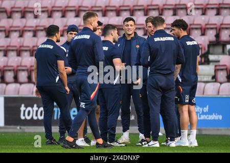 Cesar Rouge de Catalan Dragons et le reste de l'équipe arrivent avant le match Betfred Super League Round 10 Warriors vs Catalans Dragons au stade DW, Wigan, Royaume-Uni, le 2 mai 2024 (photo de Craig Thomas/News images) Banque D'Images