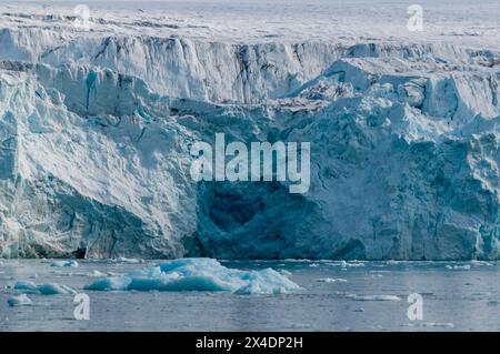 Floe de glace une eau arctique en face du glacier Lilliehook.Lilliehookfjorden, île de Spitsbergen, Svalbard, Norvège. Banque D'Images