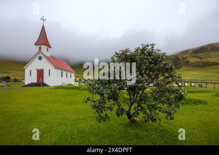 Europa Skandinavien Island SuÃurland Vik i MÃ½rdal : Kleine Kirche vor den nebebelbehangenen Bergen an der Südküste *** Europe Scandinavie Islande Sout Banque D'Images