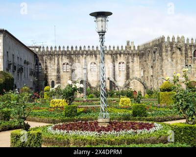 Jardin Santa Barbara avec le palais épiscopal médiéval (ancien palais des archevêques) de Braga, Portugal. Banque D'Images