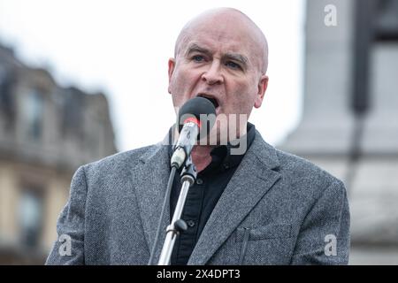 Londres, Royaume-Uni. 1er mai 2024. Mick Lynch, secrétaire général du Syndicat national des travailleurs des chemins de fer, des Maritimes et des transports (RMT), s'adresse aux travailleurs qui assistent à un rassemblement du 1er mai à Trafalgar Square. Le jour de mai est célébré à Londres, comme dans le monde entier, depuis plus de 135 ans et est un événement important de la classe ouvrière soutenu par les syndicats et les groupes représentant les travailleurs migrants et les groupes communautaires. Crédit : Mark Kerrison/Alamy Live News Banque D'Images