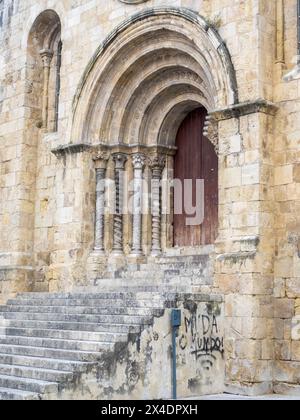 Façade d'entrée de se Velha, Santa Maria de Coimbra, l'ancienne cathédrale de Coimbra. Banque D'Images