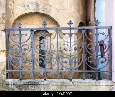 Porte de fer entourant la vieille cathédrale de Coimbra. Banque D'Images