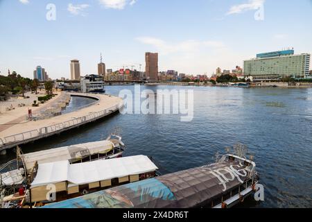 Vue sur le Nil jusqu'à l'hôtel Hilton et l'hôtel Nile Ritz Carlton. Le Caire, Égypte Banque D'Images