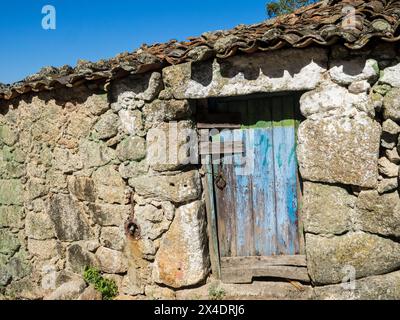 Entrée à l'une des maisons médiévales en pierre dans le village historique de Monsanto. Banque D'Images