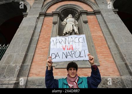 Naples, Italie, 2 mai 2024. Les gens lors de la manifestation contre le général Roberto Vannacci, candidat aux élections européennes de 2024 pour le parti Lega, à Naples pour présenter son livre. Banque D'Images