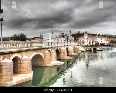 Pont Renaissance de Ponte Velha sur la rivière Nabao, Tomar, Santarem District, Portugal. Banque D'Images